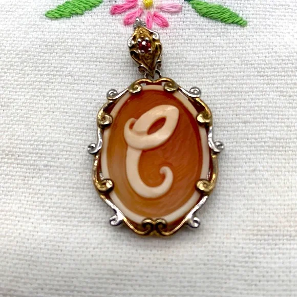 Gems En Vogue oval shaped hand carved initial, C cameo pendant 🌹 - Picture 1 of 7